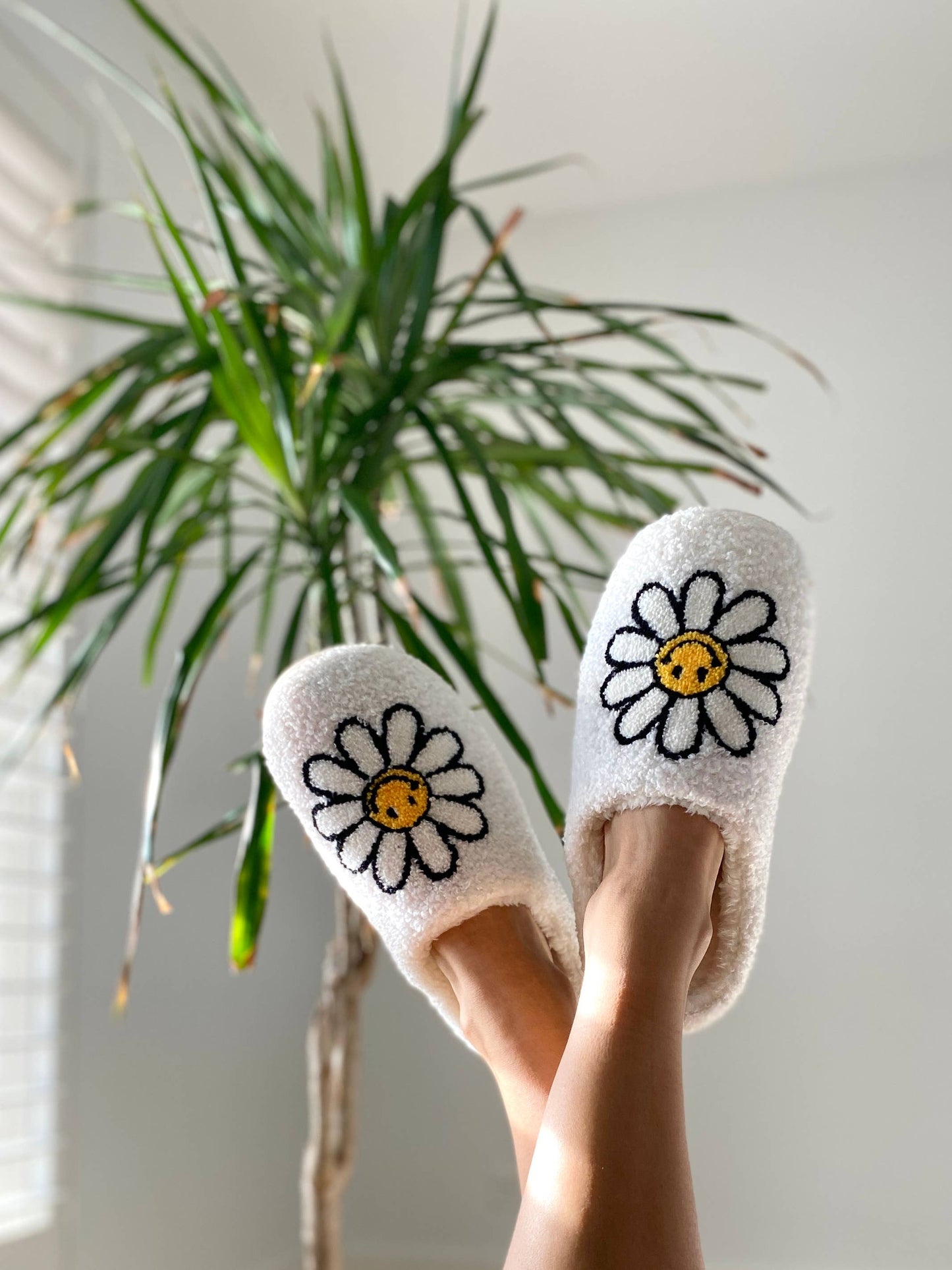 Indoor / Outdoor Slippers - Smiling Daisies - White